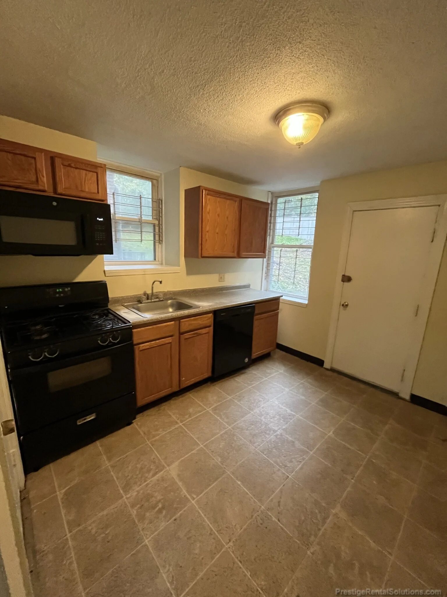 4 bed, 2 bath apartment for rent at 146 Chiswick Rd Unit 1, Brighton — photo 26 of 29