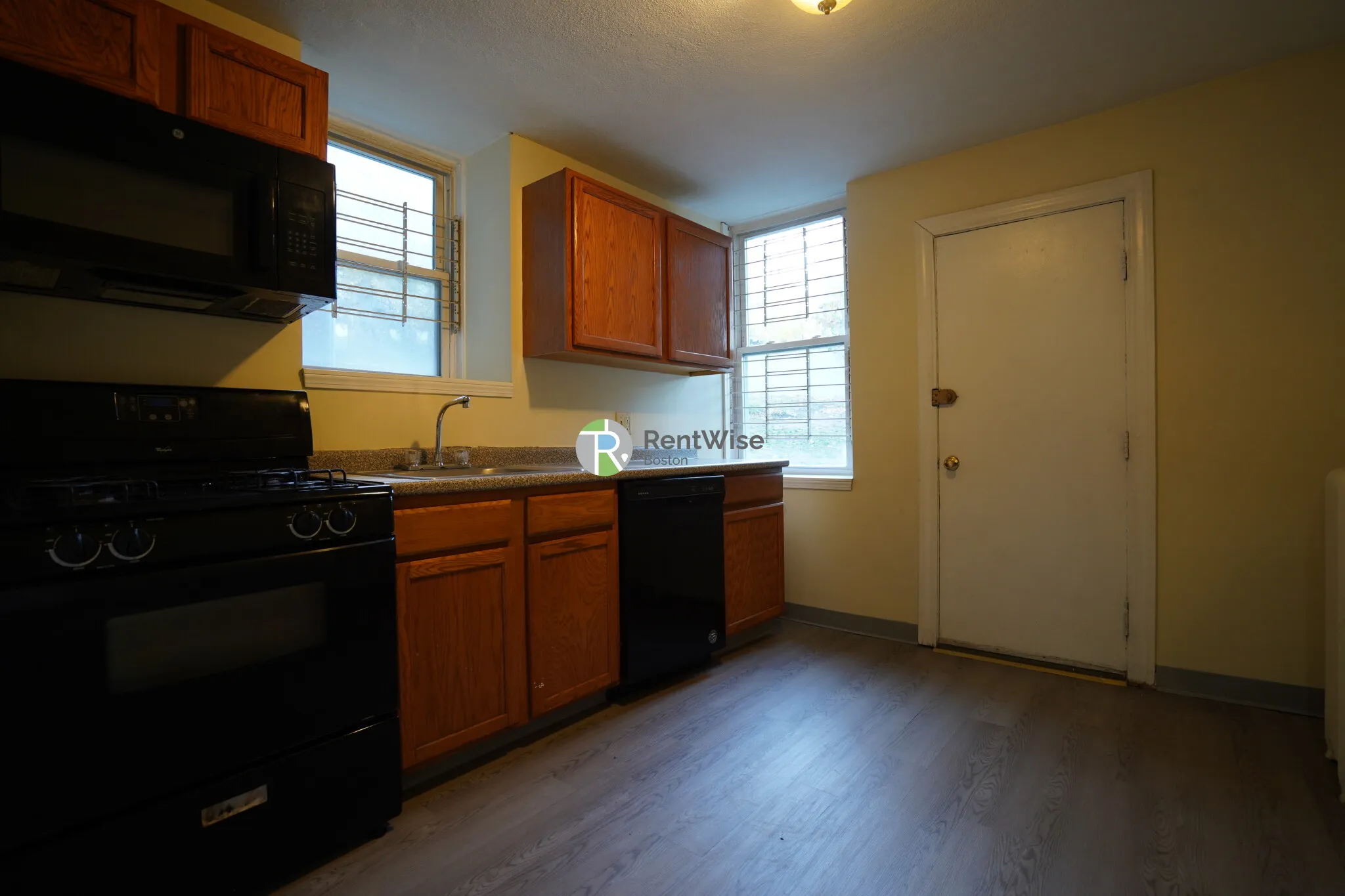 4 bed, 2 bath apartment for rent at 146 Chiswick Rd Unit 1461, Brighton — photo 6 of 25