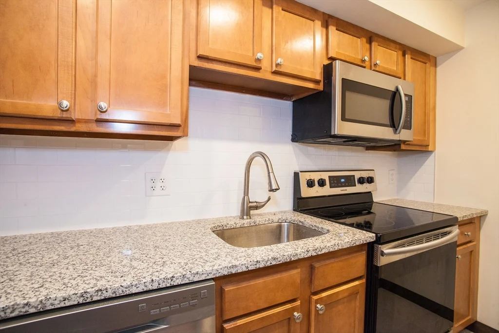 2 bed, 1 bath apartment for rent at 146 Commercial St Unit 4, North End — photo 6 of 16