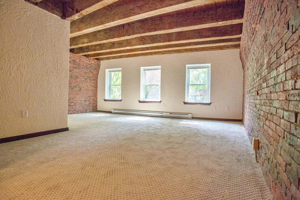 2 bed, 1 bath apartment for rent at 146 Commercial St Unit 4, North End — photo 1 of 16