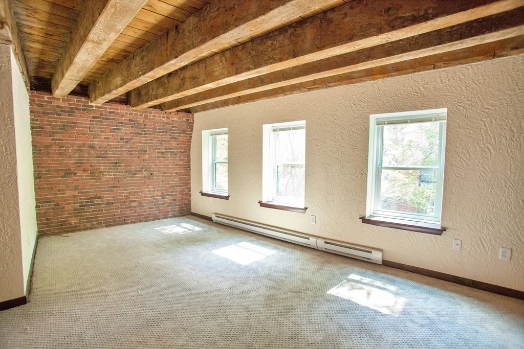 2 bed, 1 bath apartment for rent at 146 Commercial St Unit 4, North End — photo 2 of 16