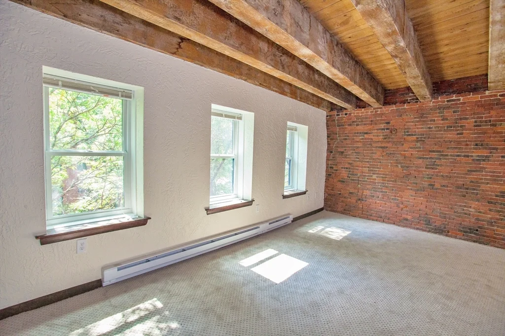 2 bed, 1 bath apartment for rent at 146 Commercial St Unit 4, North End — photo 3 of 16