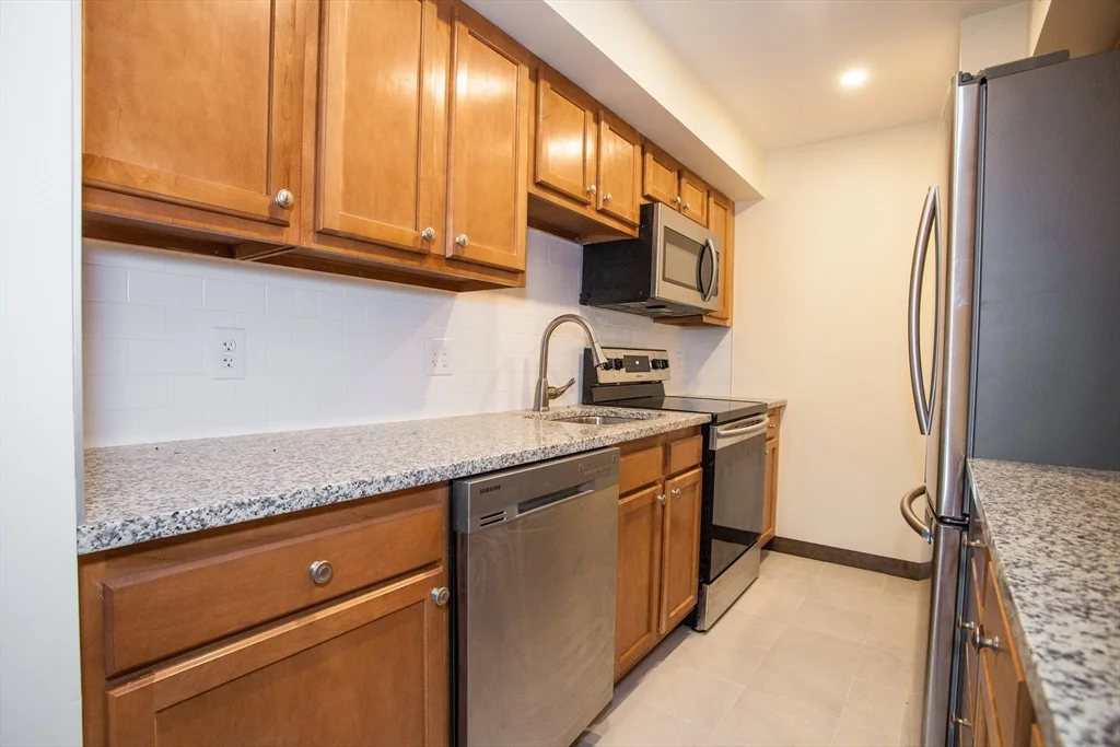 2 bed, 1 bath apartment for rent at 146 Commercial St Unit 4, North End — photo 5 of 16