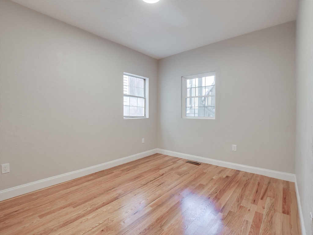 6 bed, 3 bath apartment for rent at 146 N St Unit 1, South Boston — photo 3 of 6