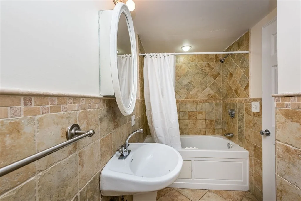 2 bed, 1 bath apartment for rent at 146 Salem Unit 5, North End — photo 17 of 22