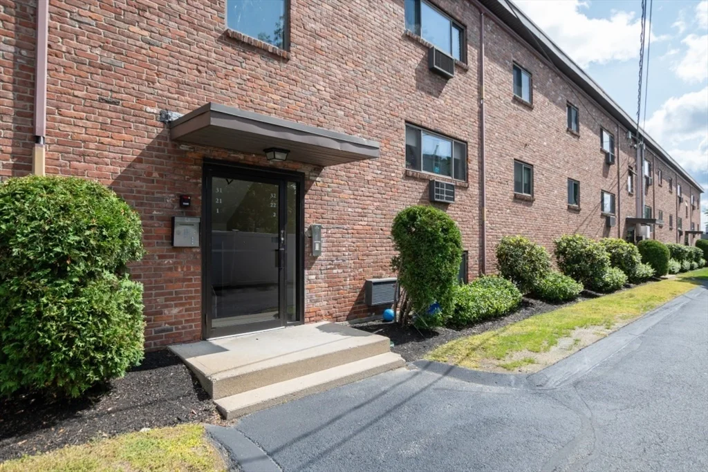 2 bed, 1 bath apartment for rent at 146 Willow St Unit 32, Waltham — photo 4 of 10