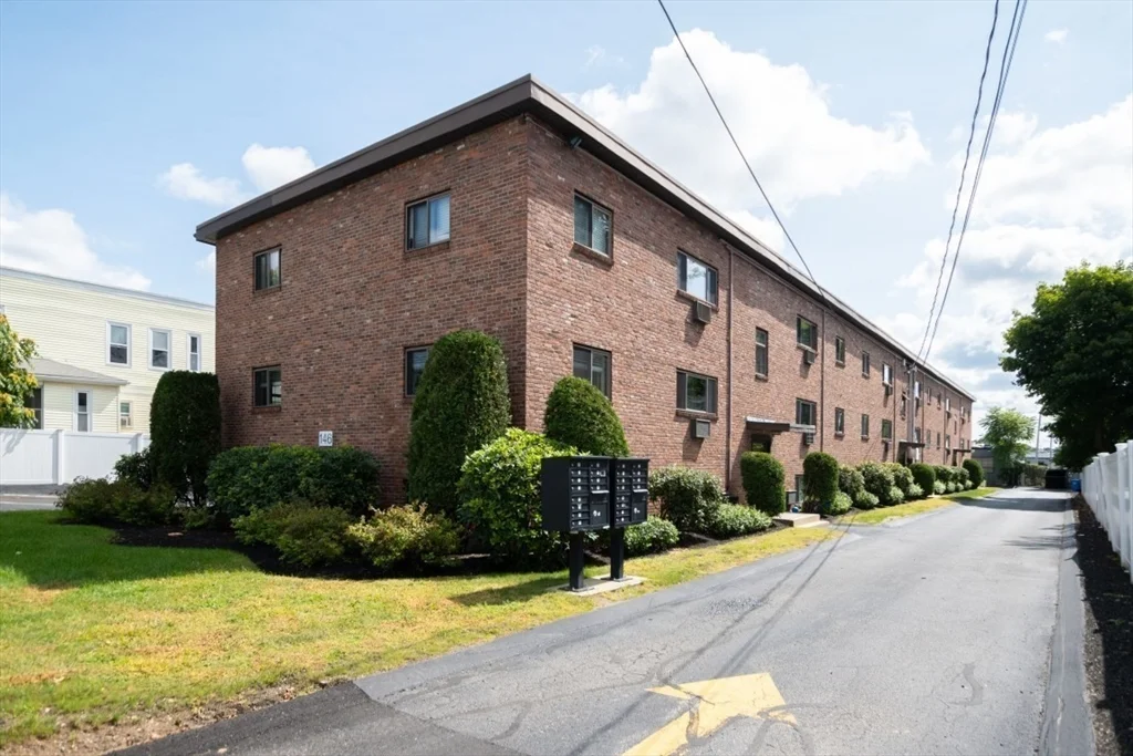 2 bed, 1 bath apartment for rent at 146 Willow St Unit 35, Waltham — photo 2 of 17