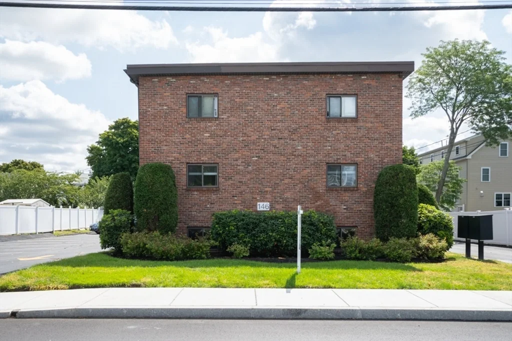1 bed, 1 bath apartment for rent at 146 Willow Unit 4, Waltham — photo 1 of 13