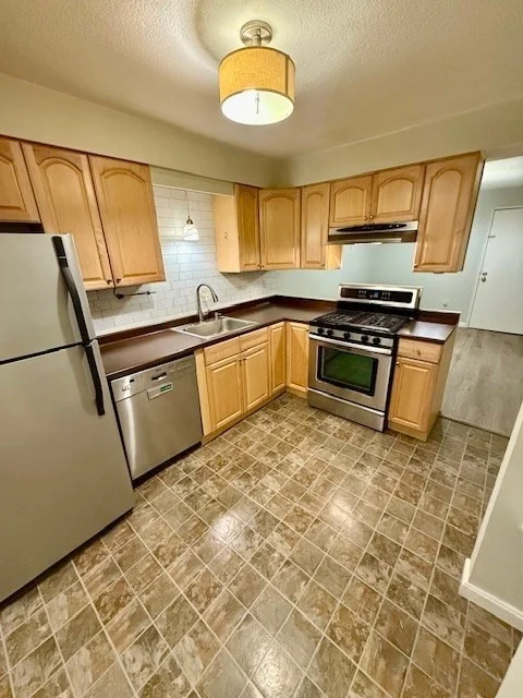 2 bed, 1 bath apartment for rent at 1461 Pawtucket Blvd Unit B-3, Lowell — photo 6 of 16