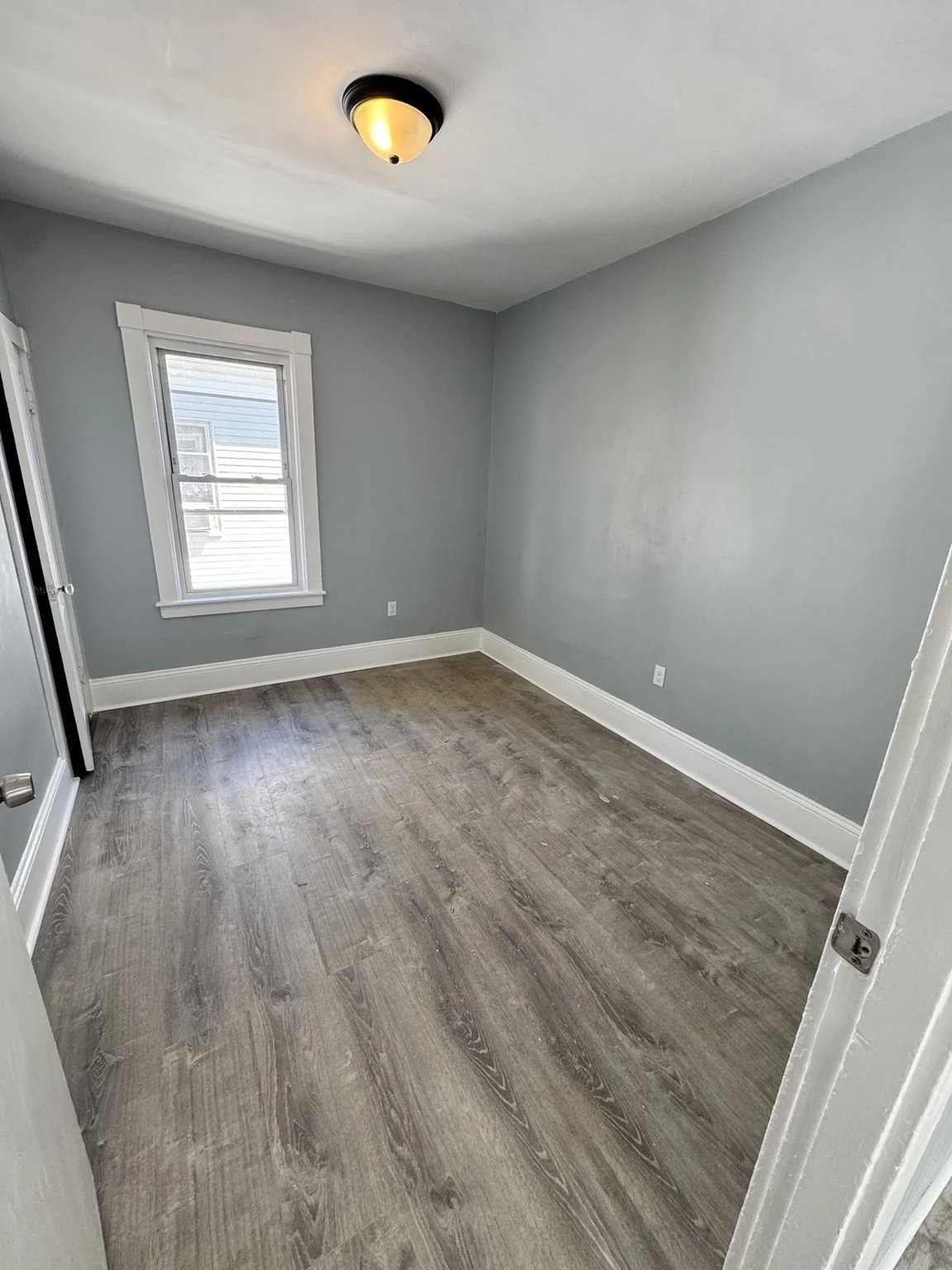 3 bed, 1 bath apartment for rent at 1461 Pleasant St Unit 2, New Bedford — photo 3 of 4