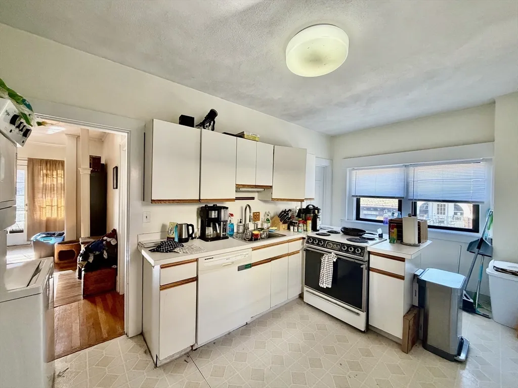 4 bed, 1 bath apartment for rent at 1466 Commonwealth Ave Unit 3, Brighton — photo 11 of 19