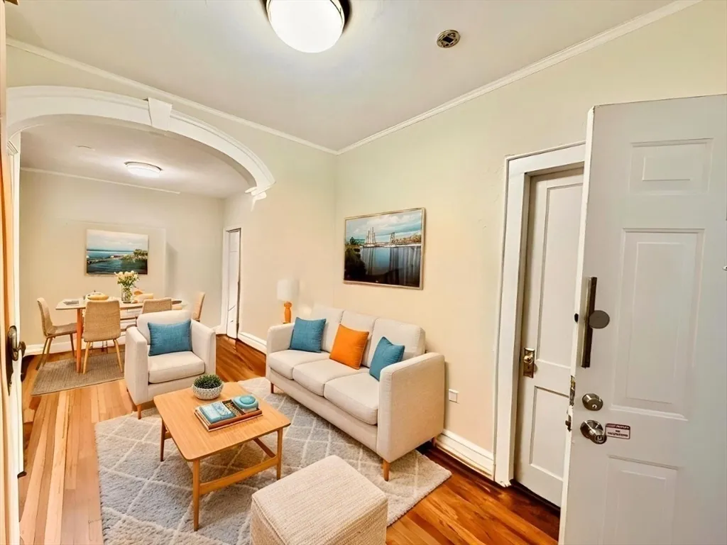 4 bed, 1 bath apartment for rent at 1468 Commonwealth Ave Unit 2, Brighton — photo 2 of 23
