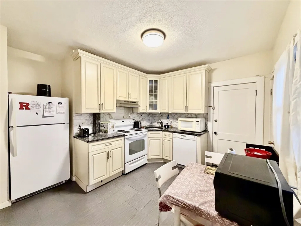 4 bed, 1 bath apartment for rent at 1468 Commonwealth Ave Unit 2, Brighton — photo 13 of 23