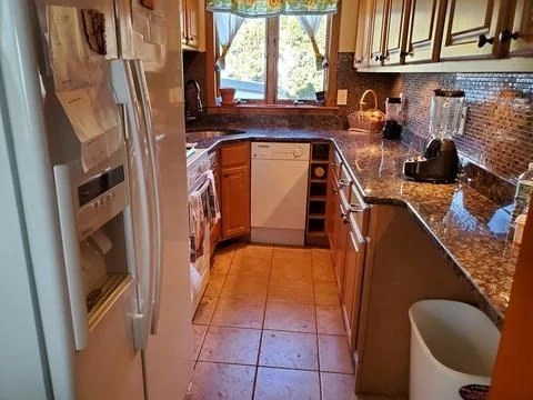 3 bed, 1 bath apartment for rent at 147-149 Clara St , Unit Room 1, New Bedford — photo 5 of 6