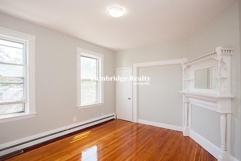 3 bed, 1 bath apartment for rent at 147 Columbia St Unit 2T, The Port — photo 2 of 5
