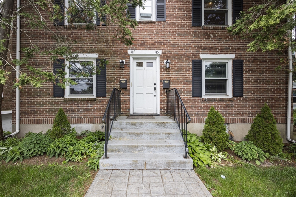 3 bed, 2 bath apartment for rent at 147 Lowell Unit 147, Newton — photo 3 of 24