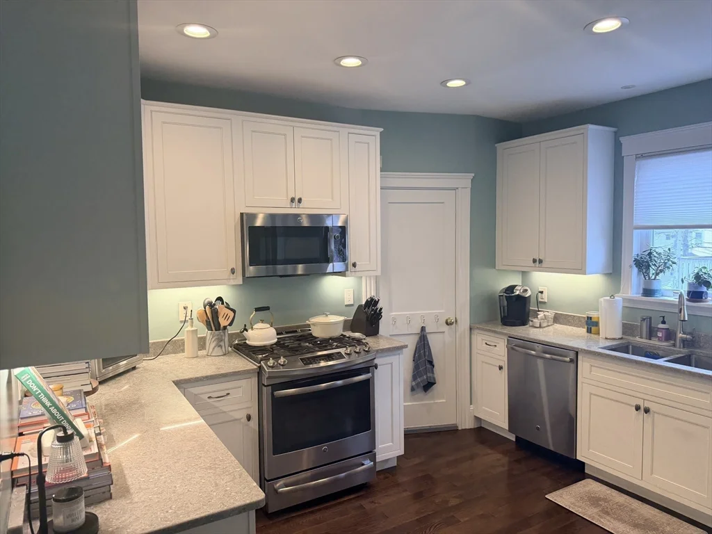 3 bed, 2 bath apartment for rent at 147 Manthorne Rd Unit 2, West Roxbury — photo 3 of 26