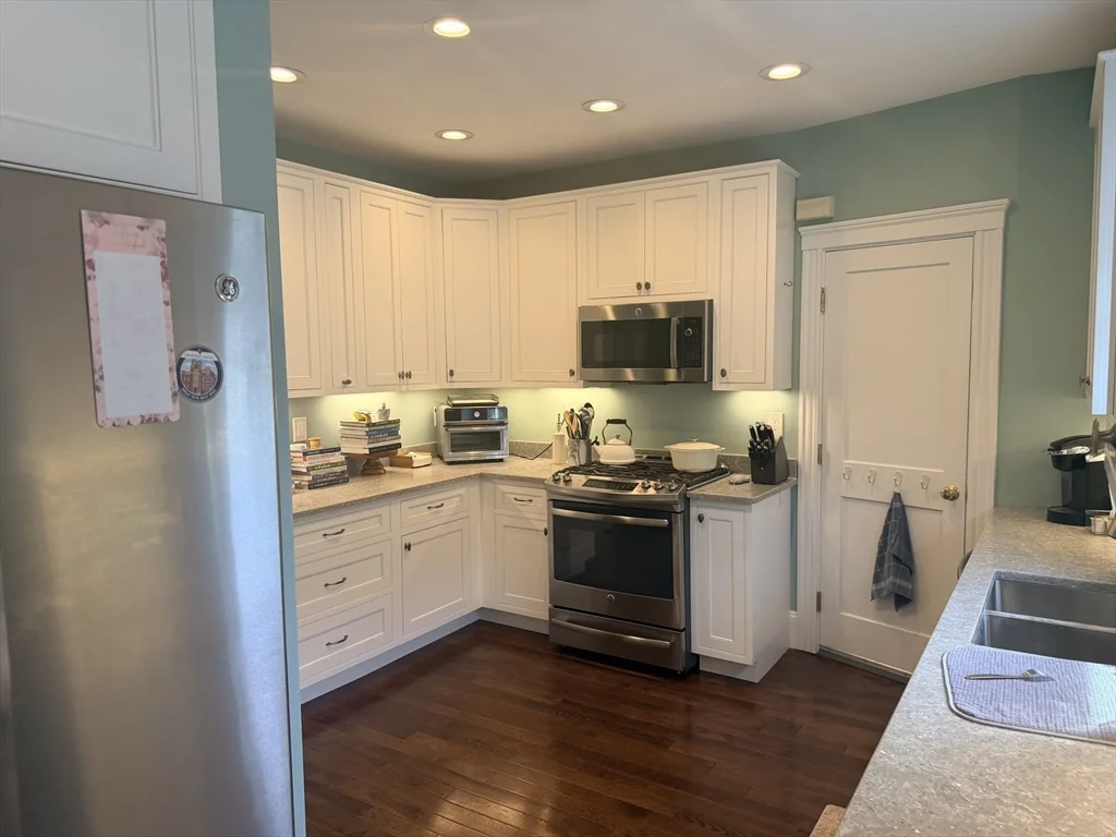 3 bed, 2 bath apartment for rent at 147 Manthorne Rd Unit 2, West Roxbury — photo 4 of 26