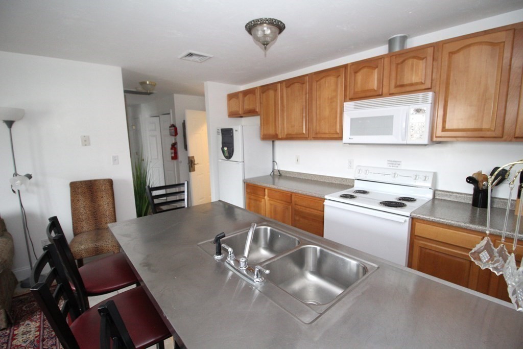 2 bed, 1 bath apartment for rent at 147 North St Unit A, Barnstable — photo 4 of 14