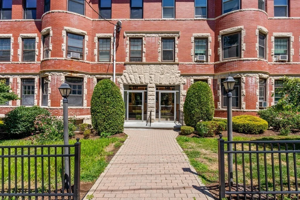 2 bed, 1 bath apartment for rent at 147 Winthrop Rd Unit 3, Brookline — photo 4 of 16