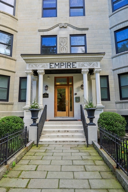 4 bed, 4+ bath apartment for rent at 1471 Beacon St Unit 2B, Coolidge Corner — photo 1 of 13