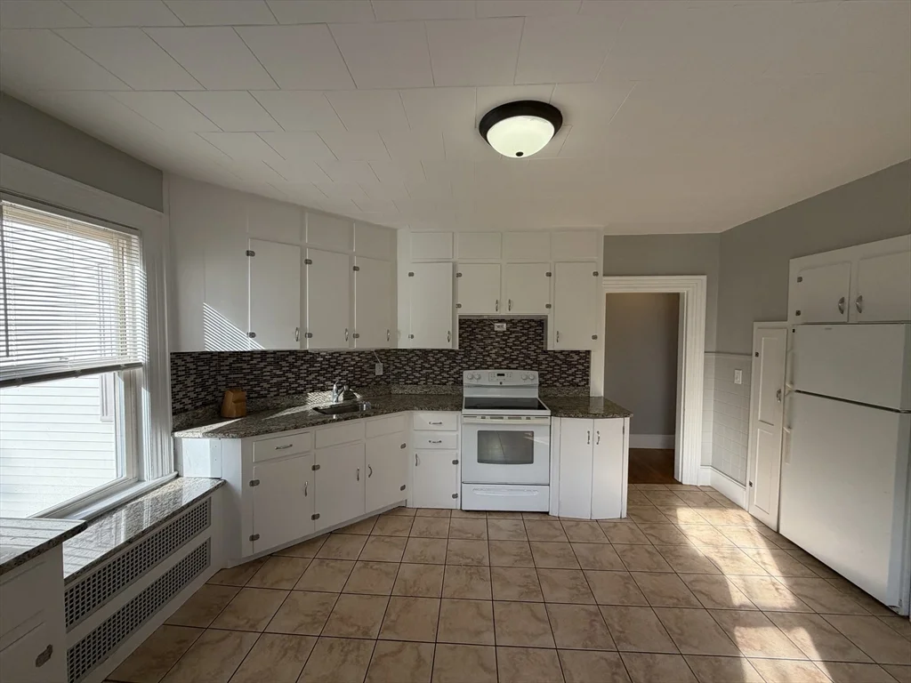 3 bed, 1 bath apartment for rent at 148 George St Unit 2, Tufts University — photo 4 of 26