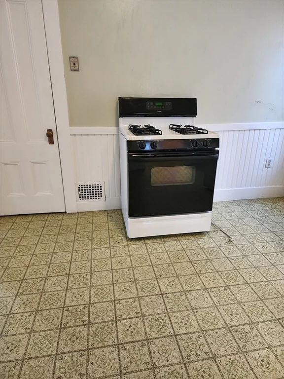 1 bed, 1 bath apartment for rent at 148 Maple Unit 2, Lynn — photo 5 of 7