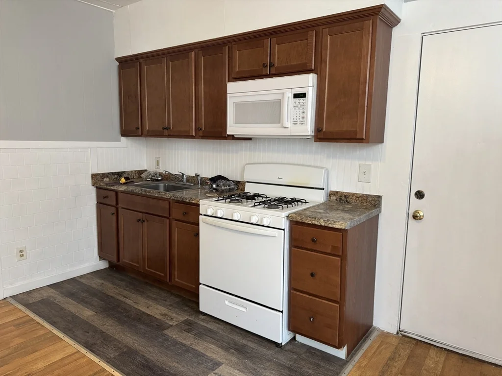 1 bed, 1 bath apartment for rent at 148 Maxfield St Unit 1E, North — photo 9 of 11