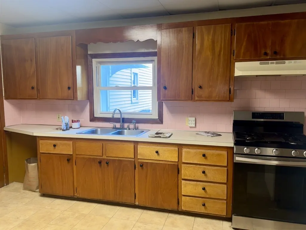 1 bed, 1 bath apartment for rent at 148 Maxfield St Unit 1W, North — photo 3 of 18