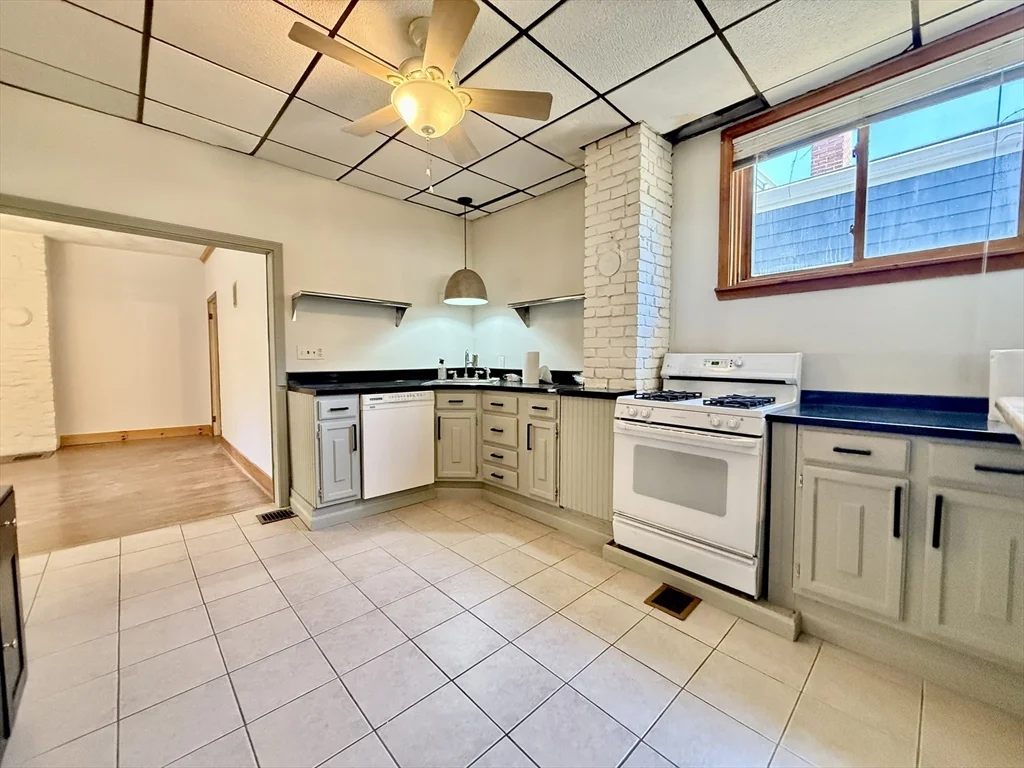 4 bed, 2 bath apartment for rent at 148 Morrison Ave, Davis Square — photo 3 of 17