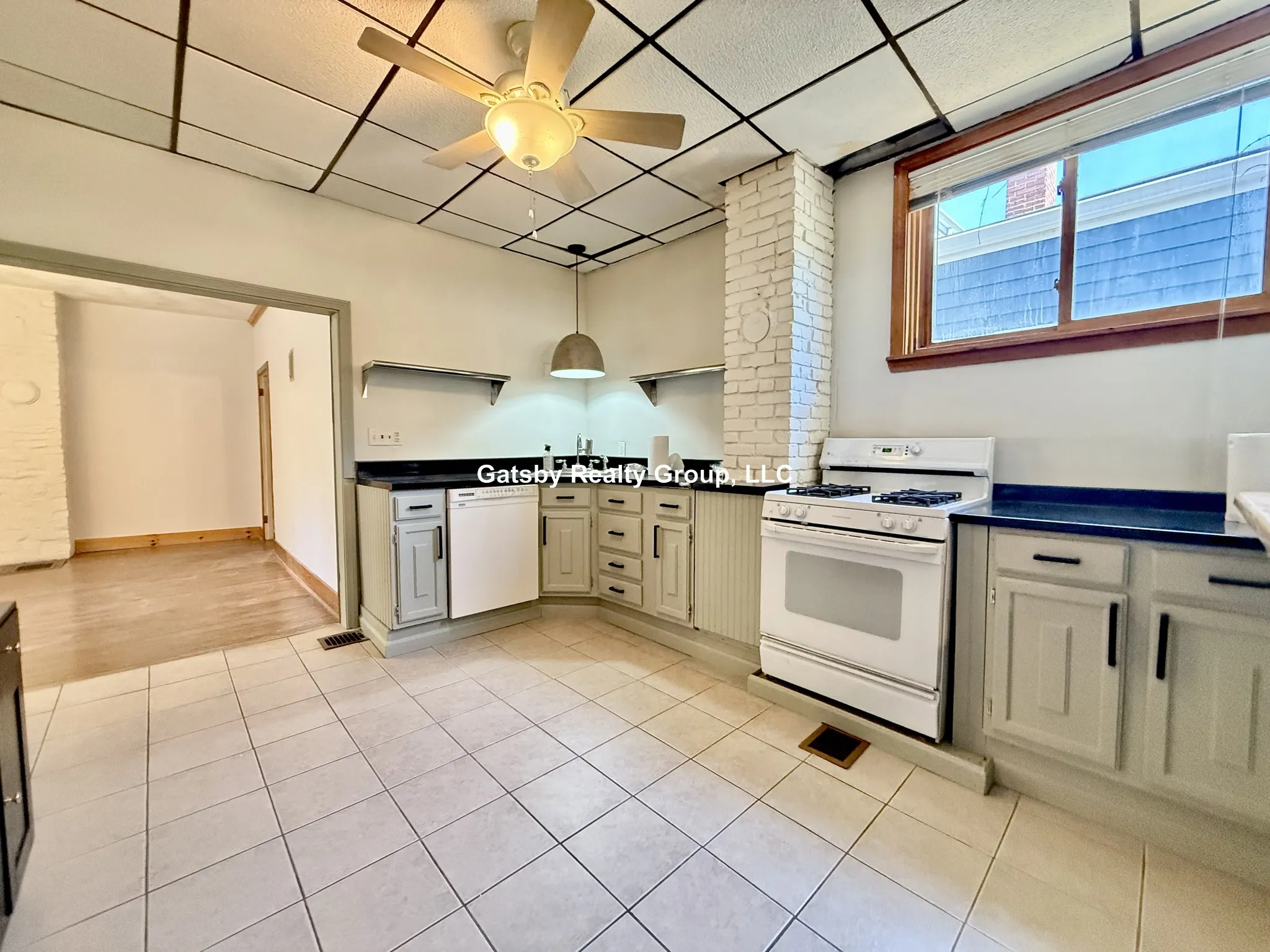 4 bed, 2 bath apartment for rent at 148 Morrison Ave Unit 1, Powder House Square — photo 3 of 17
