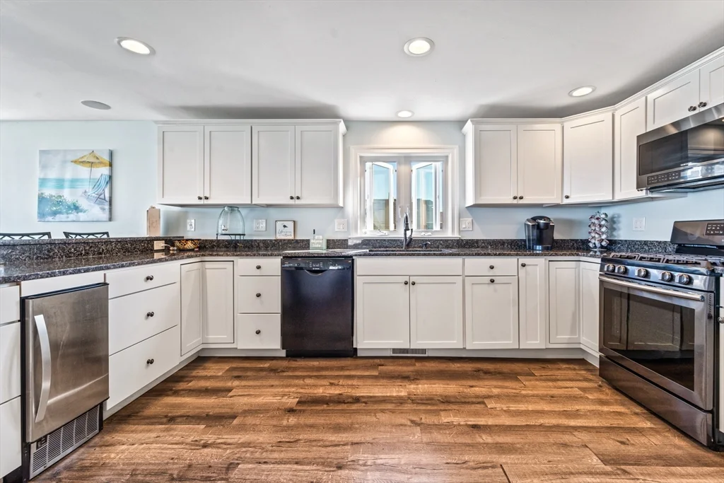 6 bed, 3 bath apartment for rent at 148 N End Blvd, Salisbury — photo 3 of 29