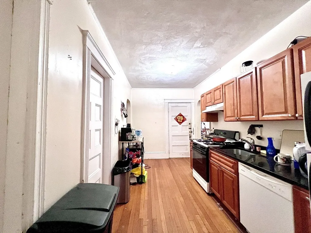 4 bed, 2 bath apartment for rent at 148 Strathmore Rd Unit 1, Brighton — photo 3 of 23