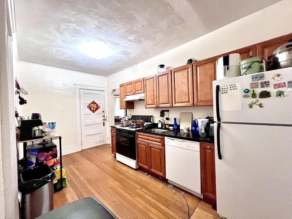 4 bed, 2 bath apartment for rent at 148 Strathmore Rd Unit 1, Brighton — photo 2 of 23