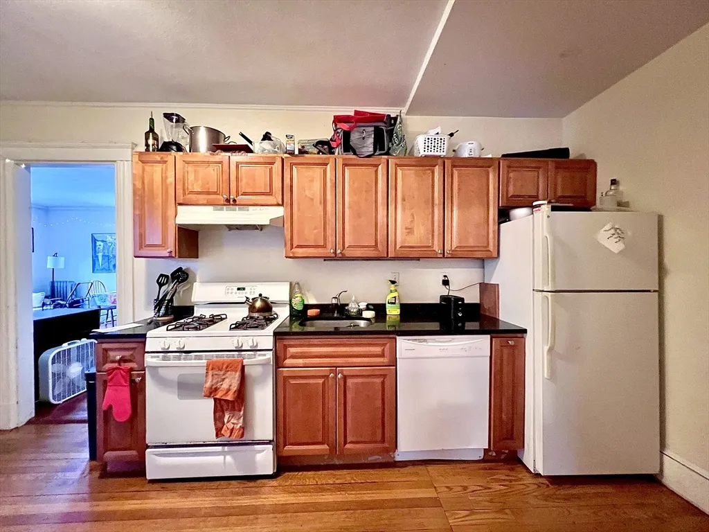 4 bed, 2 bath apartment for rent at 148 Strathmore Rd Unit 2, Brighton — photo 9 of 25