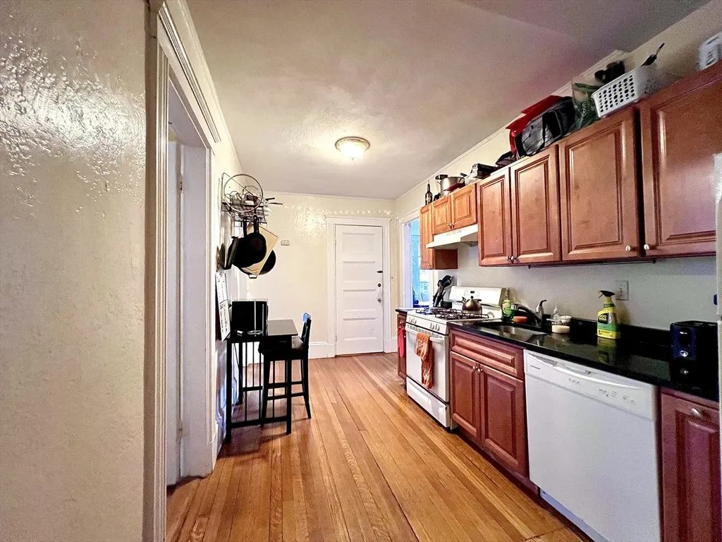 4 bed, 2 bath apartment for rent at 148 Strathmore Rd Unit 2, Brighton — photo 8 of 25