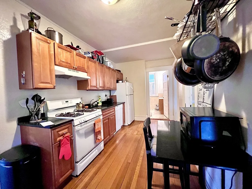 4 bed, 2 bath apartment for rent at 148 Strathmore Rd Unit 2, Brighton — photo 2 of 25