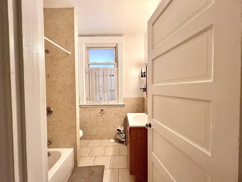 4 bed, 2 bath apartment for rent at 148 Strathmore Rd Unit 2, Brighton — photo 4 of 25