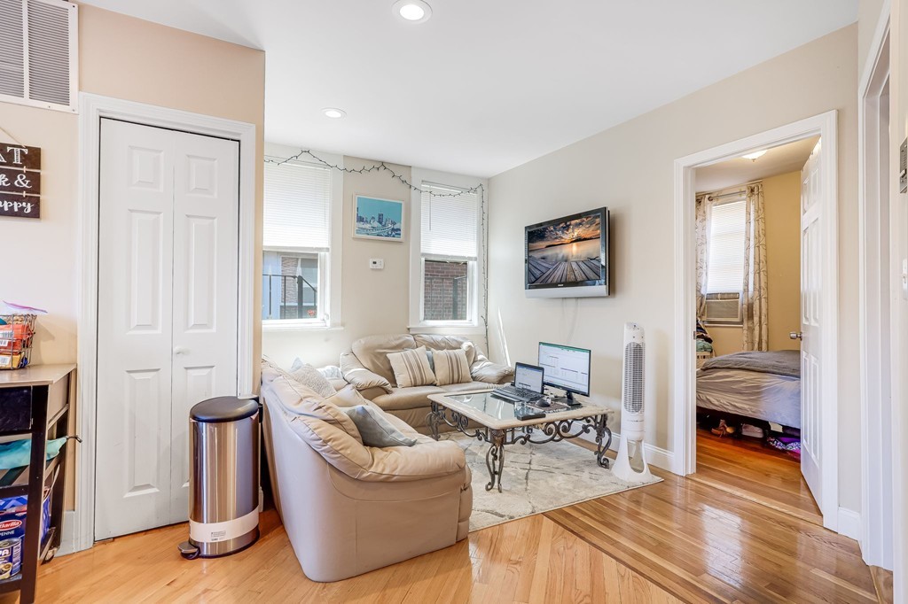 3 bed, 1 bath apartment for rent at 149 Endicott Unit 3, North End