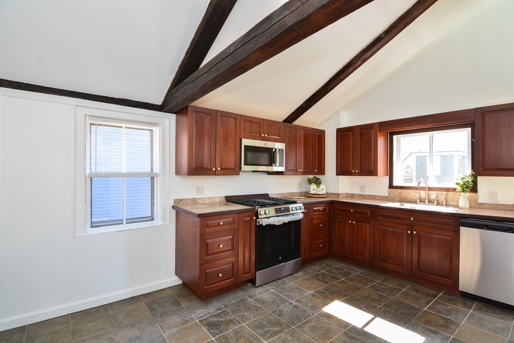 3 bed, 1 bath apartment for rent at 149 Federal St Unit B, Salem — photo 2 of 24