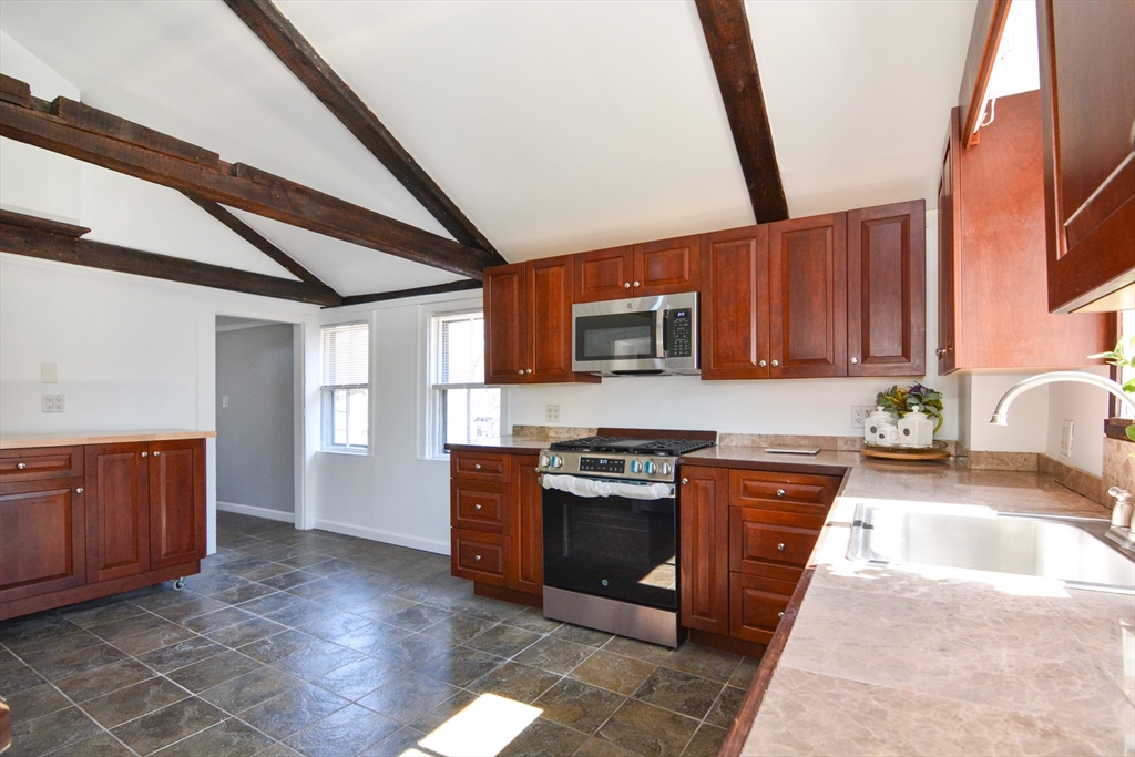 3 bed, 1 bath apartment for rent at 149 Federal St Unit B, Salem — photo 3 of 24