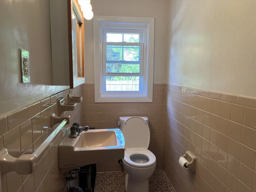 3 bed, 1 bath apartment for rent at 149 Gould St Unit 149, Needham — photo 4 of 32