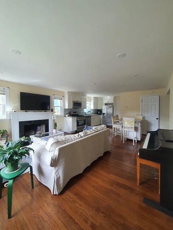 3 bed, 2 bath apartment for rent at 149 Lowell Ave Unit 1, Newtonville — photo 10 of 14