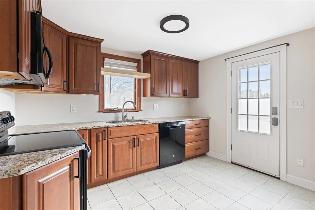 3 bed, 2 bath apartment for rent at 149 Oak St, Natick — photo 5 of 24