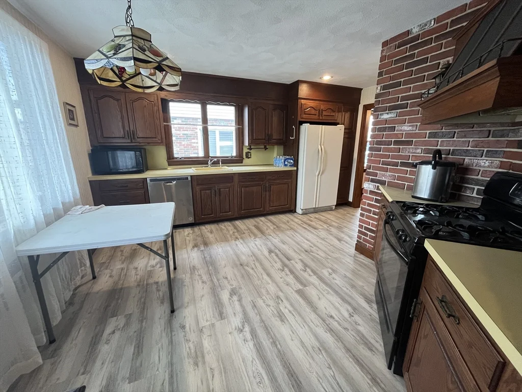 2 bed, 1 bath apartment for rent at 149 Oakland St Unit 1, Malden — photo 4 of 11