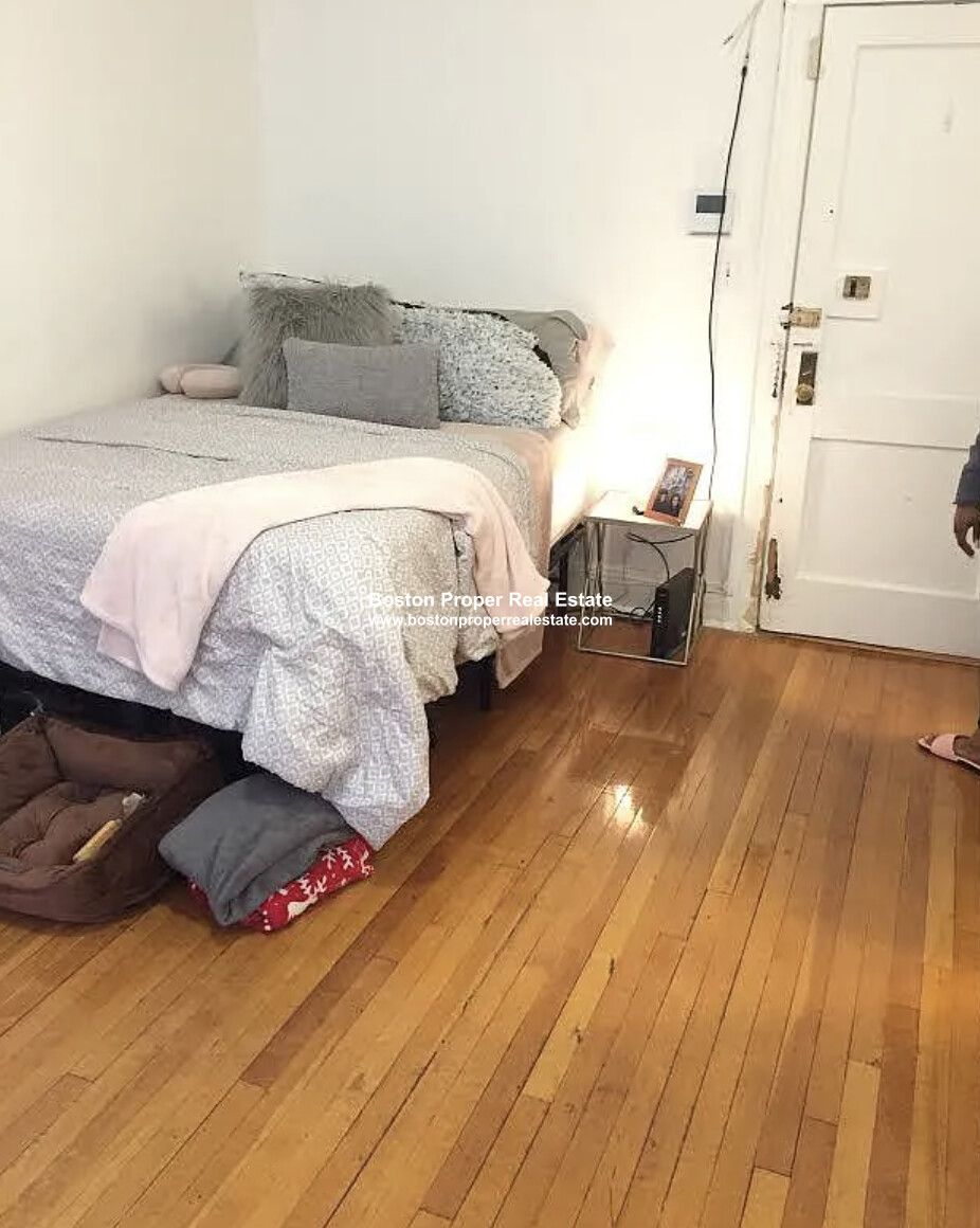 2 bed, 1 bath apartment for rent at 149 Park Dr Unit 2, Fenway — photo 2 of 10