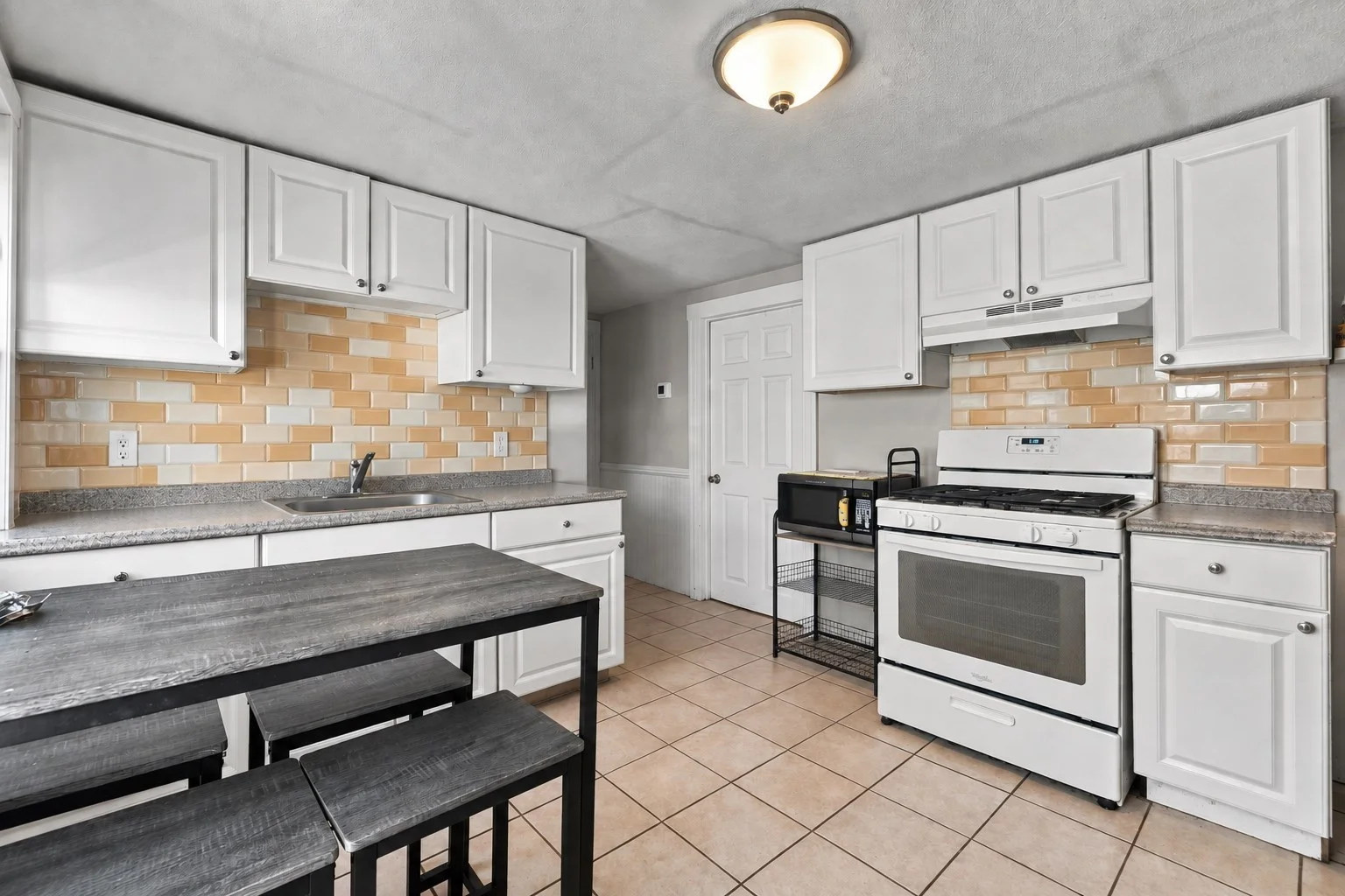2 bed, 1 bath apartment for rent at 15-17 Eaton Unit 3, Revere — photo 3 of 18