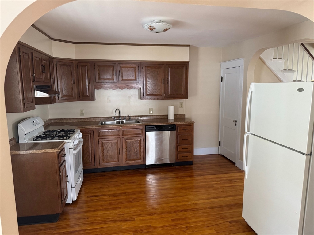 4 bed, 1 bath apartment for rent at 15-17 Orchard St Unit 15, Grafton — photo 3 of 12