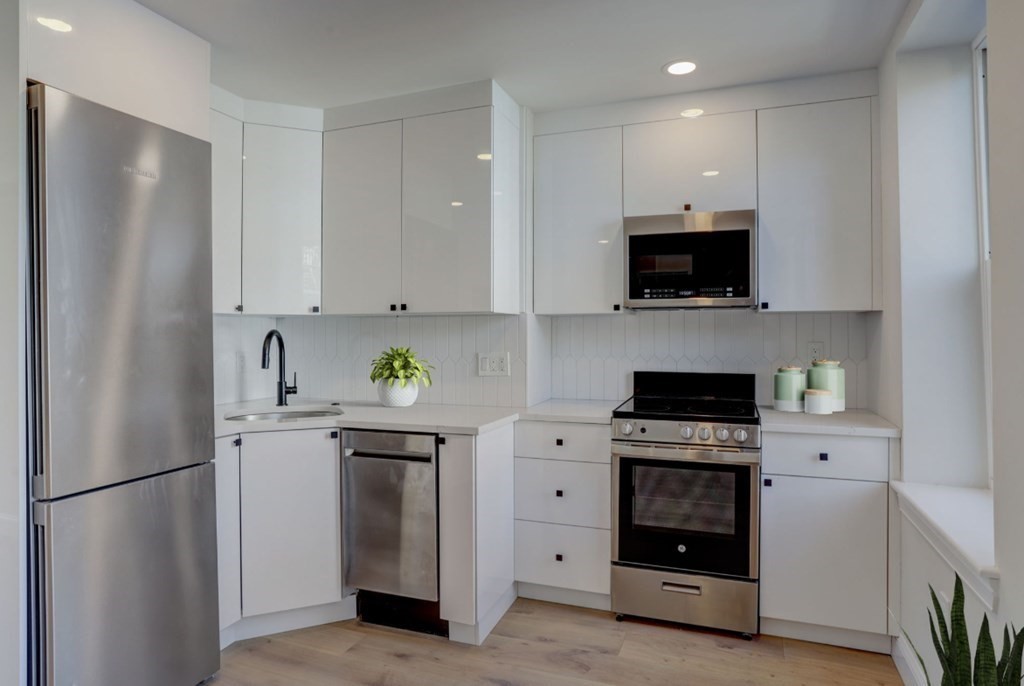 2 bed, 1 bath apartment for rent at 15-19 Bartlett Pl Unit 1, North End — photo 2 of 4