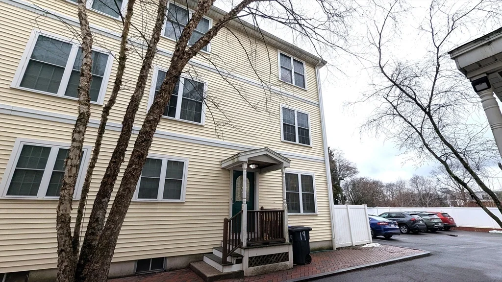 3 bed, 2 bath apartment for rent at 15-19 Vineland St Unit 19, Brighton — photo 1 of 13